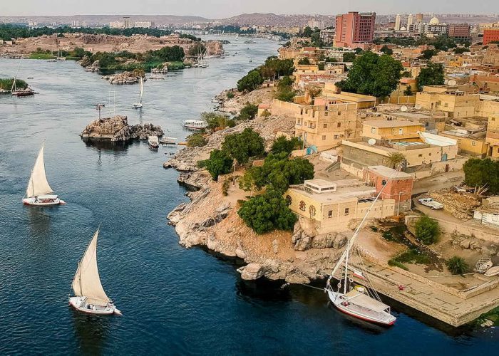 Luxor, Flight, Overday, Karnak temple, Hatschebsut, Vally of Kings, Nile Cruises with Trivaeg