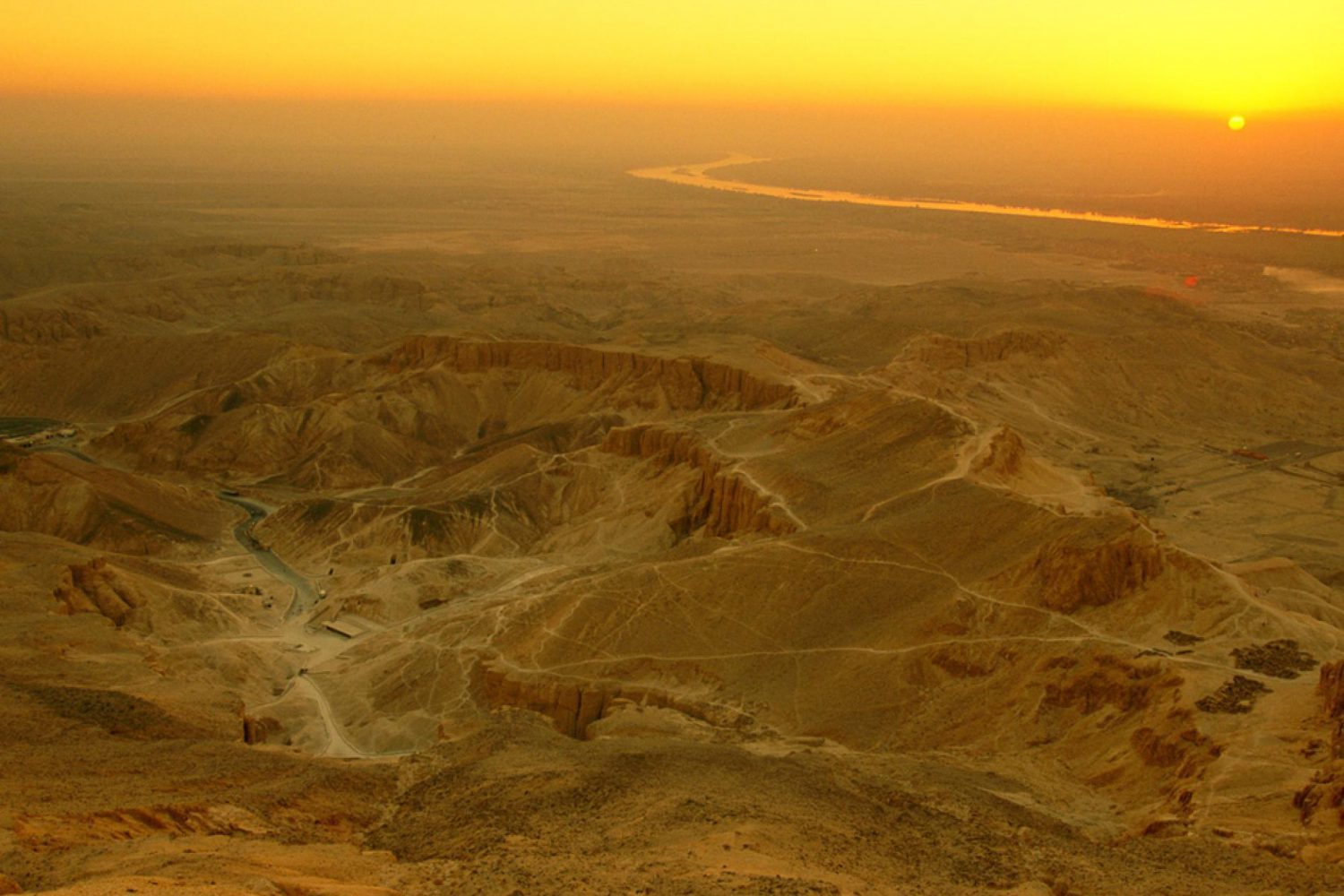 Luxor, Flight, Overday, Karnak temple, Hatschebsut, Vally of Kings, Nile Cruises with Trivaeg